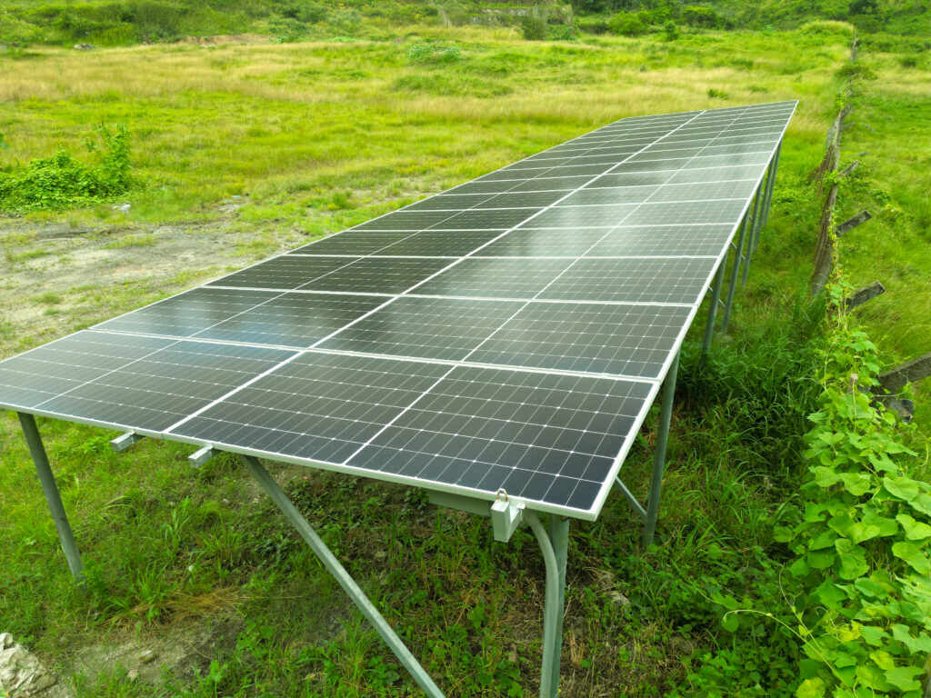 Un descanso eterno en armonía con la naturaleza 🌿☀
En nuestro cementerio, honramos la memoria de quienes descansan aquí cuidando también del medio ambiente. Nos enorgullece contar con un enfoque sostenible que incluye:

🌱 Sistema de riego ecológico: Utilizamos tecnología eficiente que optimiza el uso del agua, asegurando jardines verdes y bien cuidados mientras preservamos este recurso vital.

☀ Paneles solares: La energía del sol alimenta nuestras instalaciones, reduciendo la huella de carbono y contribuyendo a un futuro más limpio para las próximas generaciones.

En cada rincón de nuestro camposanto, la naturaleza y la tecnología se unen para crear un entorno sereno, respetuoso y en sintonía con el planeta. Porque creemos que el descanso eterno también puede ser un legado de cuidado y responsabilidad.